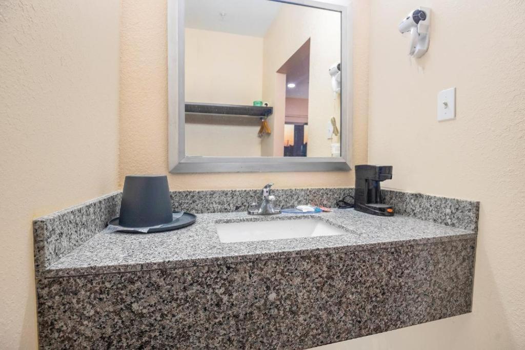Royal Inn & Suites アデアーズビル エクステリア 写真